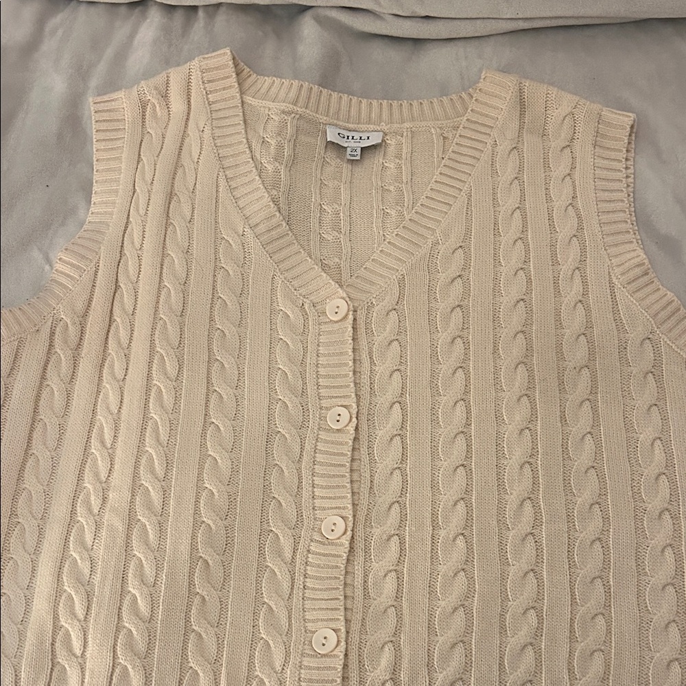 Gilli V-Neck Cable Knit Sweater Vest in Cream